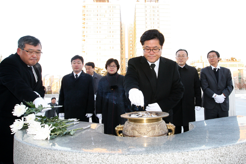 이 부지사가 취임식에 앞서 수원 현충탑을 방문해 헌화 및 분향을 하고 있다.