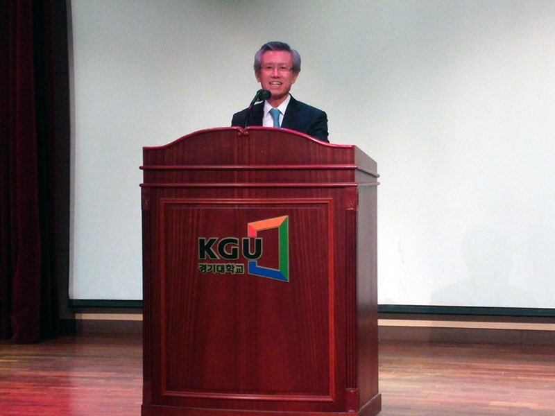 김기언 경기대학교 총장이 교육의 목적과 교육생에 대한 당부의 말을 건네고 있다.