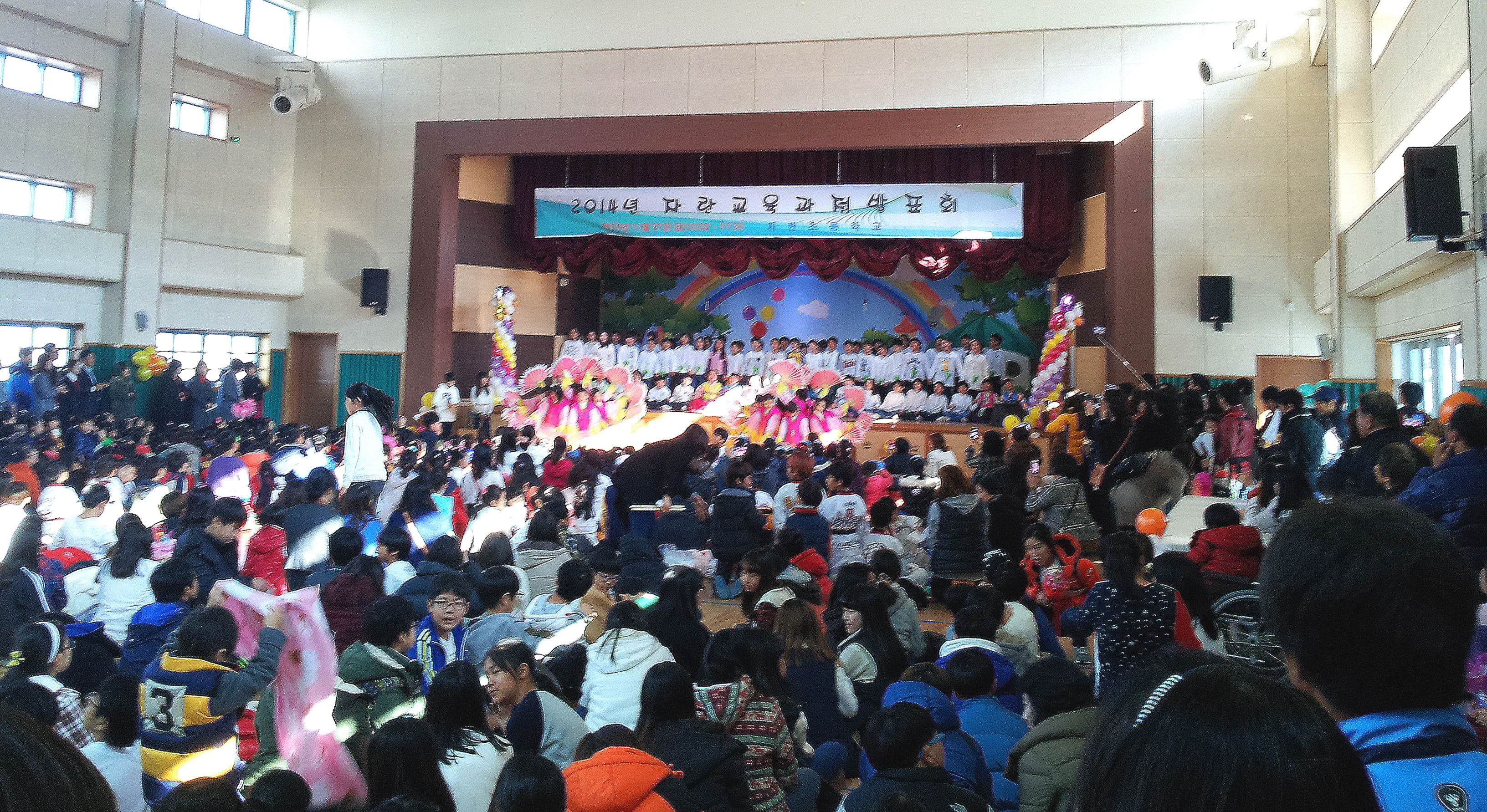 자란초등학교 학예회 부채춤과 합창 공연 모습