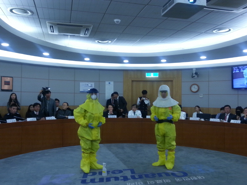 경기도 역학조사관이 의료진 2차 감염 대비 보호구 탈의를 시연하고 있다.