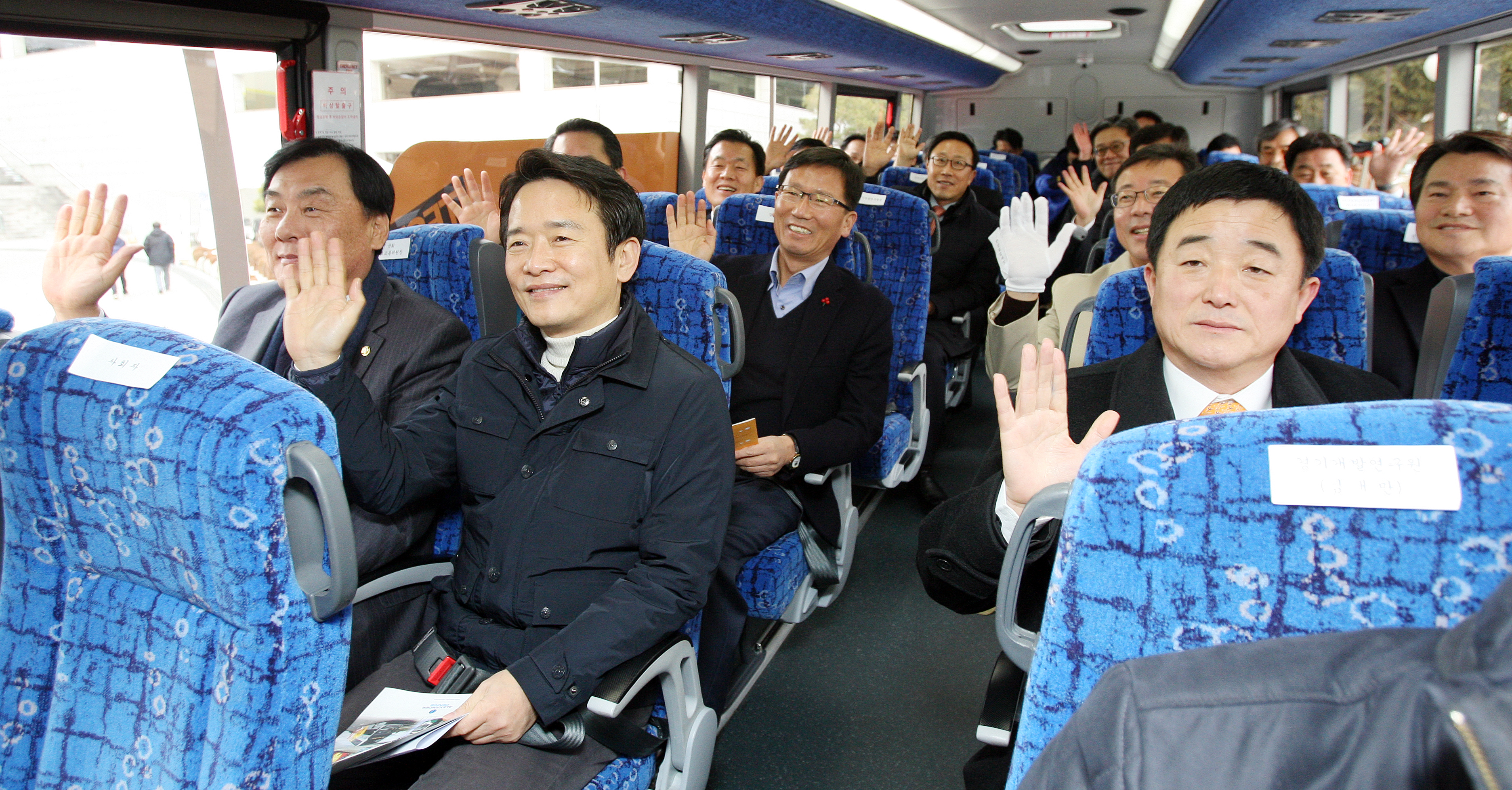 2층버스에 탑승한 남경필 지사가 버스가 출발하기 전에 손을 흔들고 있다.