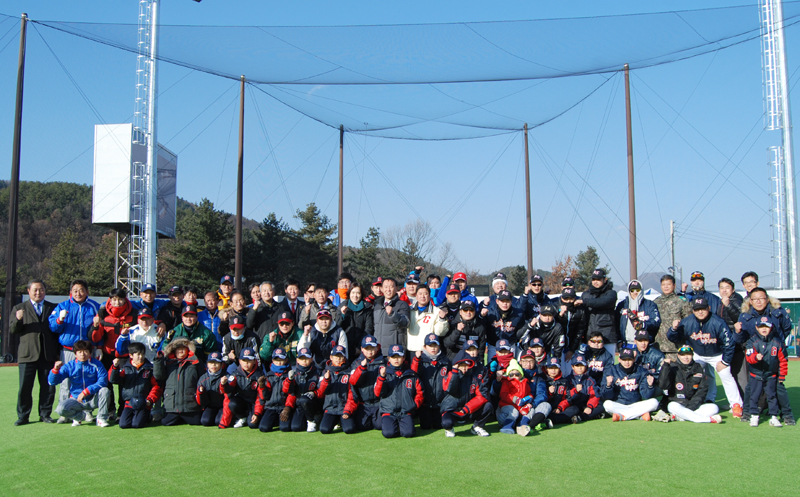 6일 개장한 사회동호인 전용 야구장 ‘가평 무브 베이스볼 파크’에서 연예인야구단, 리틀야구단 등 야구 동호인들이 기념 사진을 찍고 있다.