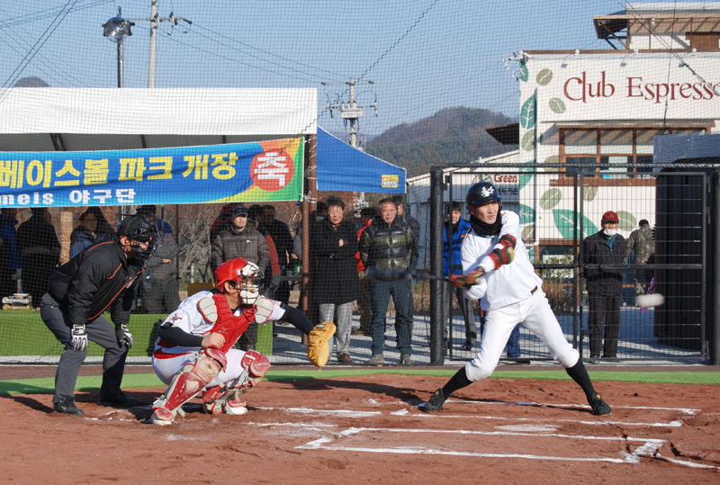 이날 열린 친선경기에서 가수 김창렬이 안타를 때리기 위해 날아오는 공에 시선을 집중하고 있다.