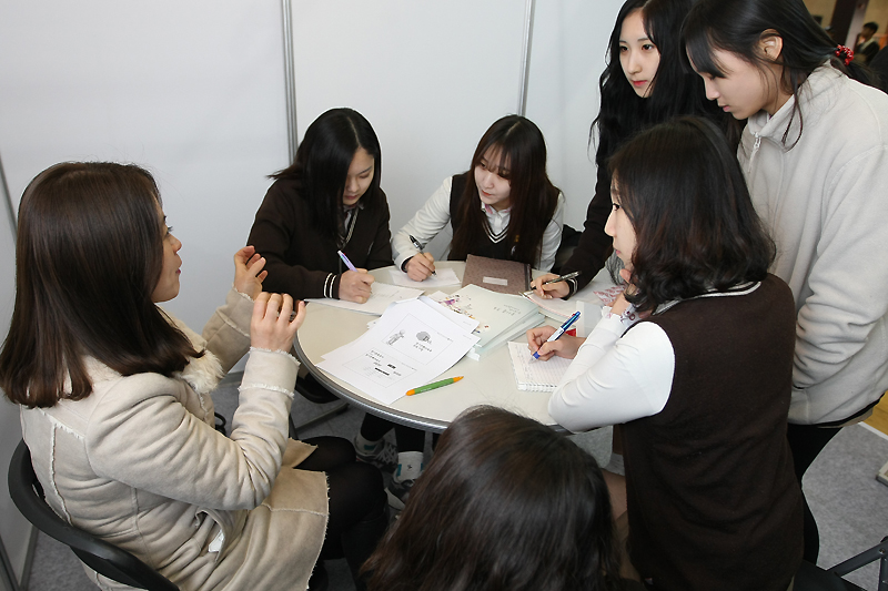 일산국제컨벤션고등학교 학생들이 취업 상담을 하고 있다.