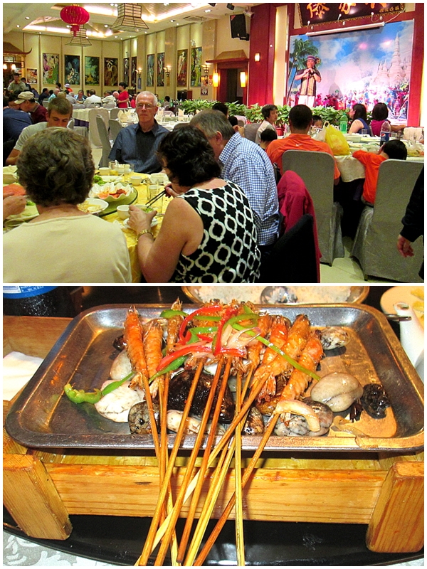 상하이 식당에서 식사를 하는 관광객들과 항저우의 새우꼬치 요리