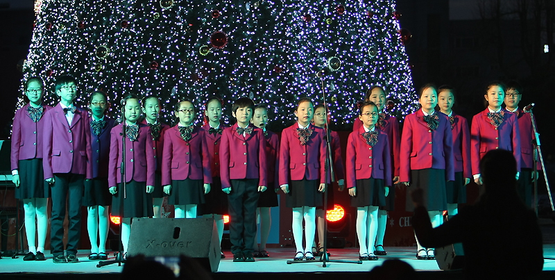 어린이합창단의 캐럴 메들리 공연으로 축복의 분위기를 더했다.