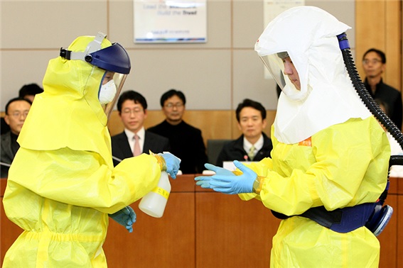 경기도 역학조사관들이 에볼라바이러스 보호구 탈의를 시연하고 있다.