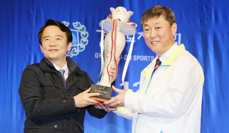 남경필 지사가 이태영 경기도체육회 사무처장으로부터 제95회 전국체육대회 우승배를 봉납받고 있다.