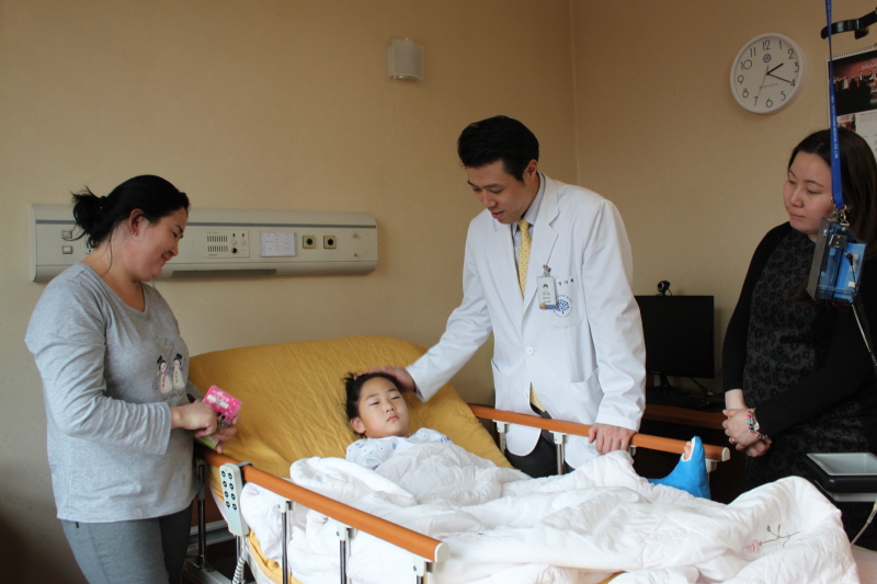 경기도와 명지병원은 선천성 뇌성마비를 앓고 있던 몽골 소녀 아즈자르갈(여·6) 양을 초청해 지난 9일 슬관절 굴곡보행과 까치발 보행 수술을 실시했다.