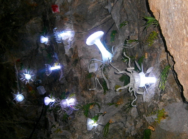 여러 작가들이 만든 광명가학광산동굴의 조각품