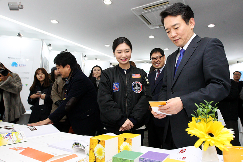 남경필 경기도지사가  도청 제3별관 로비에서 열린 ‘경기 디자인나눔 성과전시회’에 참석해 디자인 제품을 둘러보고 있다.