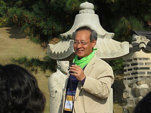 포은 정몽주의 묘에서 열심히 설명하고 있는 홍순석 교수