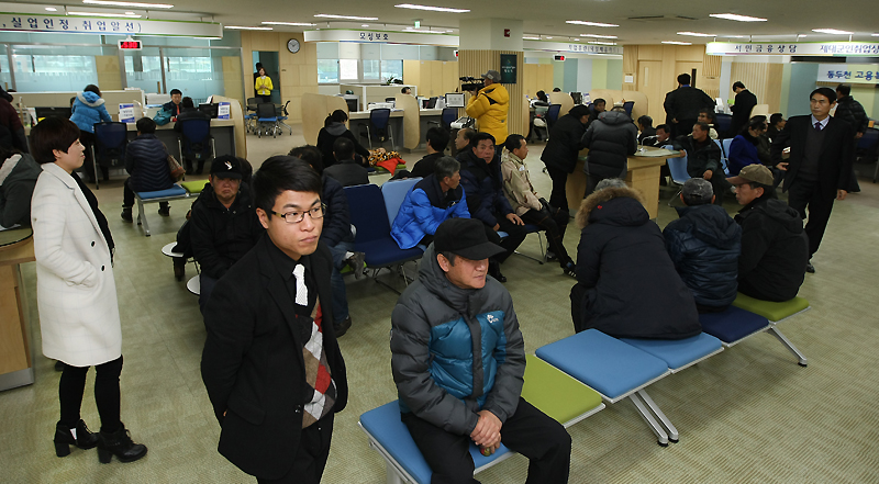 센터에는 고용부(고용센터)와 여성가족부(새일센터), 금융위(서민금융), 보훈처(제대군인취업센터), 문화부(문화커뮤니티), 동두천시(일자리센터, 복지지원팀) 등 6개 기관이 입주했다. 