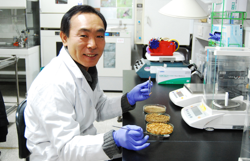 소호섭 박사가 도농기원 연구실에서 포즈를 취하고 있다.