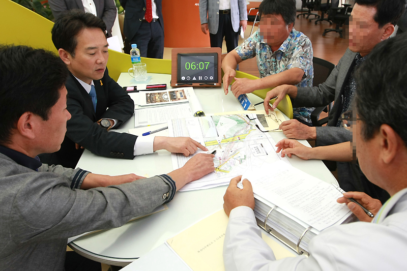지난 9월 26일 남 지사가 이천시 특전사 도로건설에 관한 민원을 상담하고 있다.