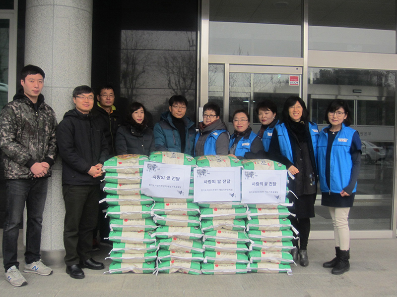 경기도여성비전센터 재능기부 자원봉사 공예팀은 29일 공예작품 판매수익금으로 마련한 20kg 쌀 40포대를 희망의 쉼터 등에 기부했다.
