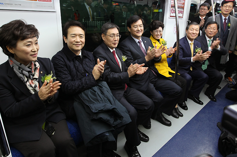 경의선 복선전철 전 구간 개통식’에서 남경필 경기도지사를 비롯한 주요 내빈들이 열차를 시승하고 있다.