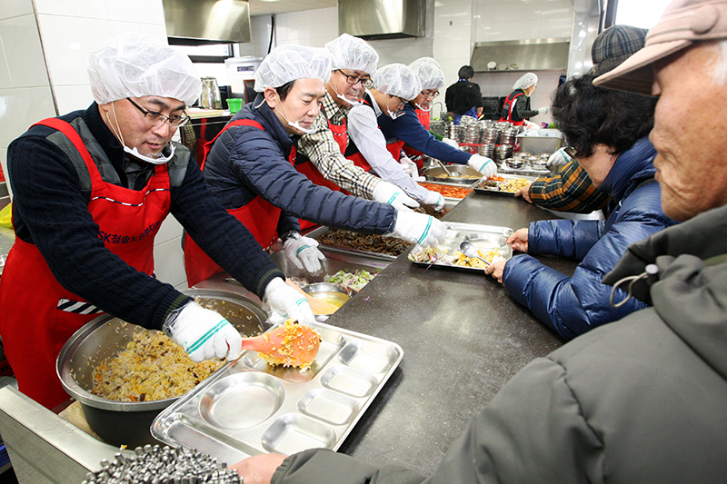 남 지사가 31일 수원시 장안구 SK청솔노인복지관 경로식당을 찾아 배식 봉사를 하고 있다.
