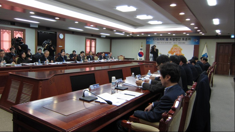 남경필 경기도지사, 경기도의회 상임위원장, 도의원, 각계 전문가들이 참석한 가운데 토론회가 진행되고 있다.