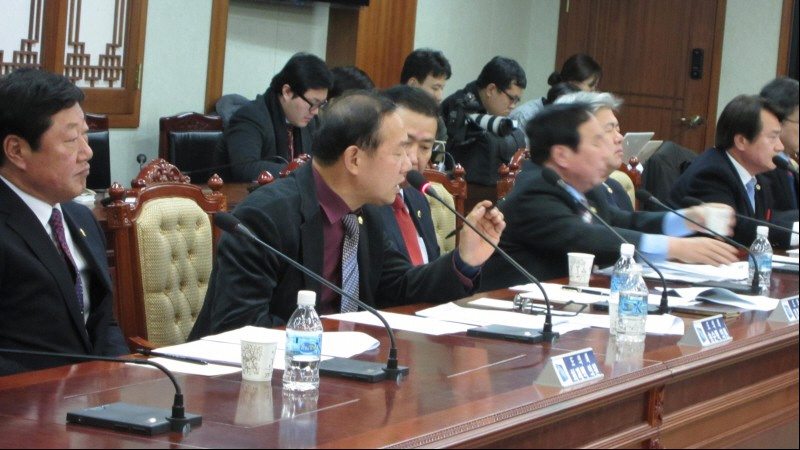 송순택 도의원이 농업위기 극복방안에 대해 발언하고 있다.