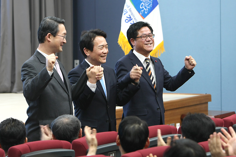남경필 지사와 이기우 사회통합부지사, 김희경 행정2부지사가 함께 직원들을 향해 손을 들어보이고 있다.