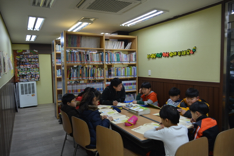 대추동이 작은도서관에서 책을 읽고 공부하는 아이들의 모습.