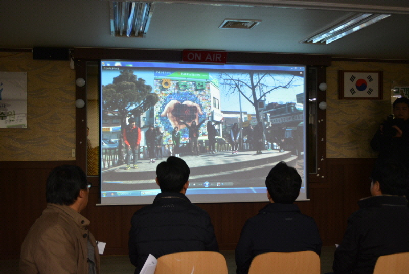 간담회에 앞서 참석자들이 대추동이 문화마을 플래시몹 영상을 시청하고 있다.