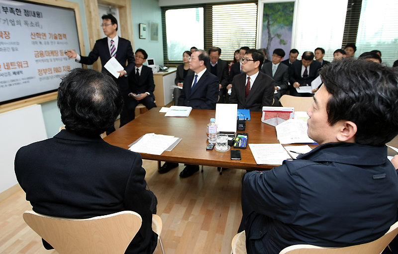 토론회에서 최현덕 경기도 경제실장이 제2판교테크노밸리 조성방안에 대해 발표하고 있다.