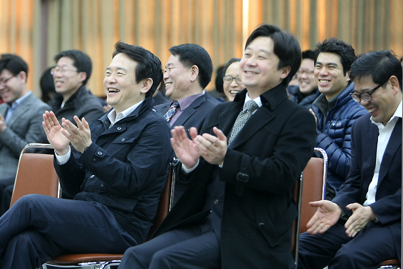 남경필 경기도지사를 비롯한 참석자들이 송준근의 개그에 박수로 화답하고 있다.