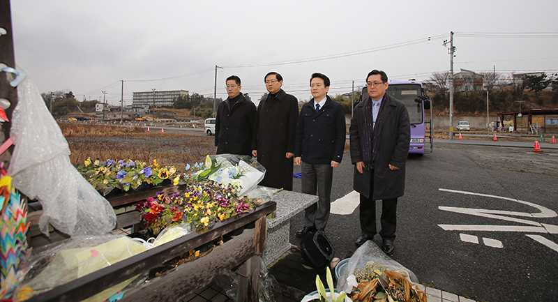 일본을 공식 방문 중인 남경필 경기도지사가 8일 오후 동일본 대지진 최대 피해지역인 미야기현 이시노마키시를 방문해 위령탑에 헌화하고 있다.