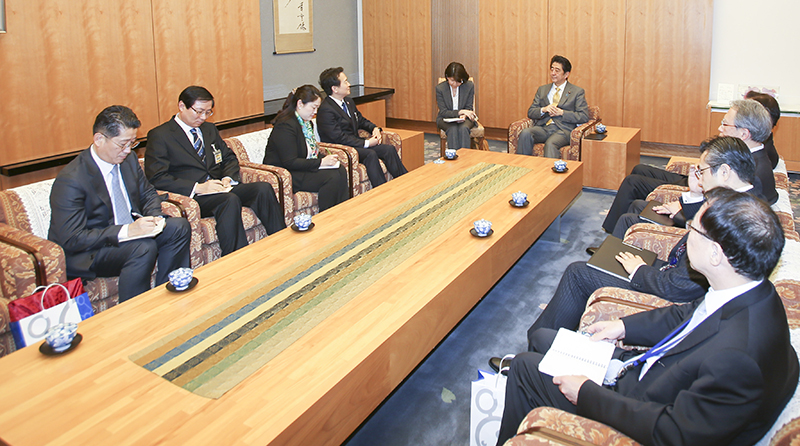 10일 일본 총리 관저에서 남경필 경기도지사가 아베 신조 일본 총리와 면담하고 있다.
