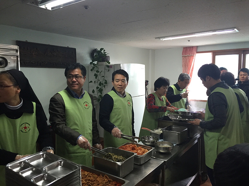 남경필 경기도지사와 이기우 사회통합부지사가 가평꽃동네 입소자들에게 점심 배식봉사를 하고 있다.