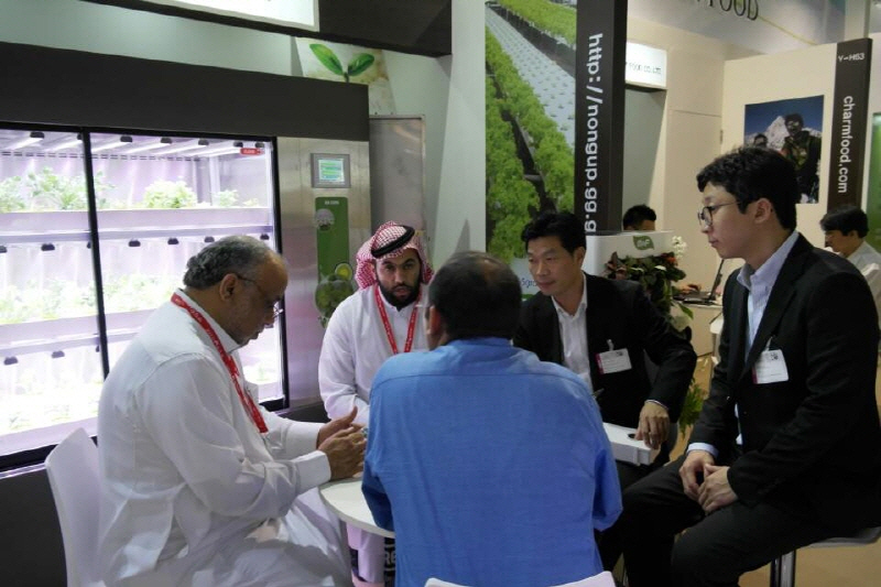 2월 8일부터 12일까지 아랍에미레트연합(UAE) 두바이국제전시센터에서 진행된 ‘2015 두바이식품박람회’에서 농업기술원 관계자가 해외바이어와 상담을 하고 있다.