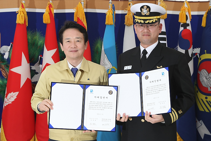 남경필 경기도지사는 25일 해군 2함대 소속 경기함 선상에서 최우영 경기함 함장과 자매결연을 체결했다.