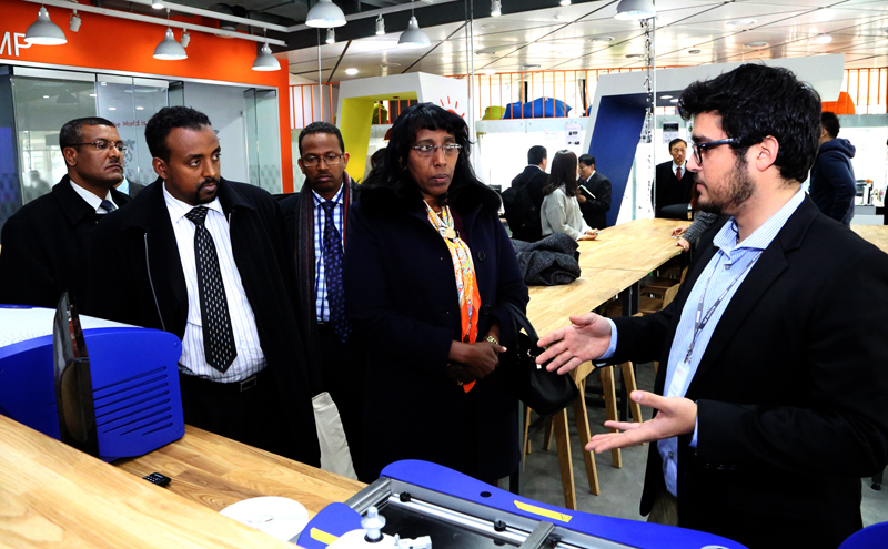 5일 오전 판교 공공지원센터 창의디바이스랩을 방문한 데미투 함비사 에티오피아 과학기술부 장관(왼쪽 네 번째)이 3D프린터 설명을 듣고 있다.