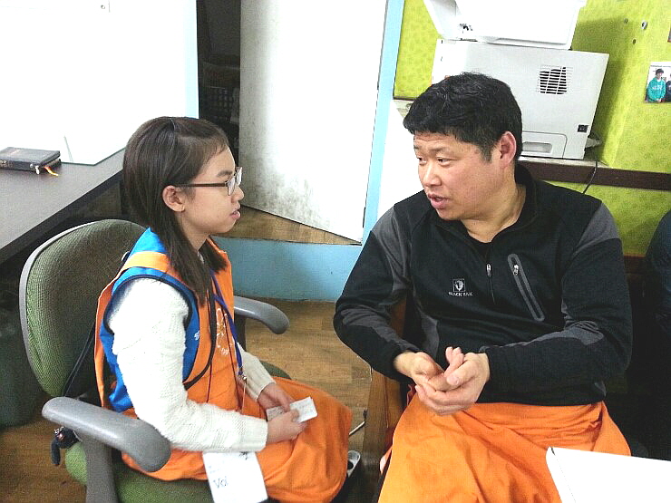 박찬오 자원봉사자와 인터뷰를 하는 모습