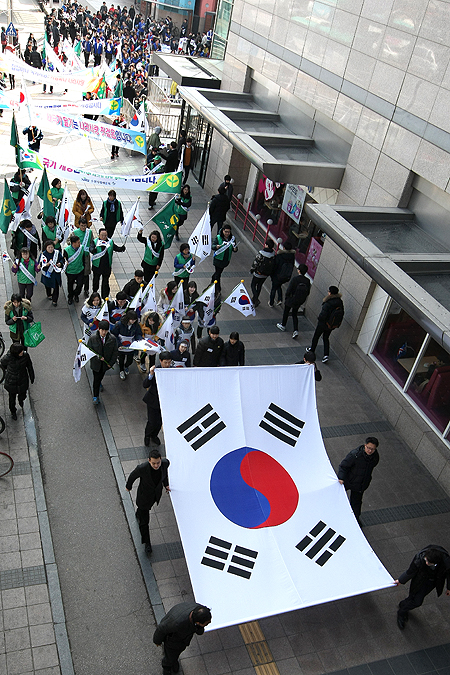 경기도는 26일 오후 2시 수원역 일원에서 ‘나라사랑 태극기 달기 운동’ 캠페인을 실시했다. 참석자들이 가두행진을 벌이고 있다. 