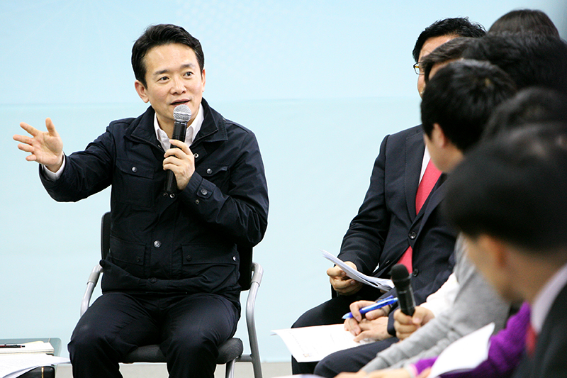 남경필 경기도지사가 26일 안산 한국산업단지공단 경기지역본부 회의실에서 열린 제2회 일자리 창출 전략회의에서 참석자들과 의견을 나누고 있다.
