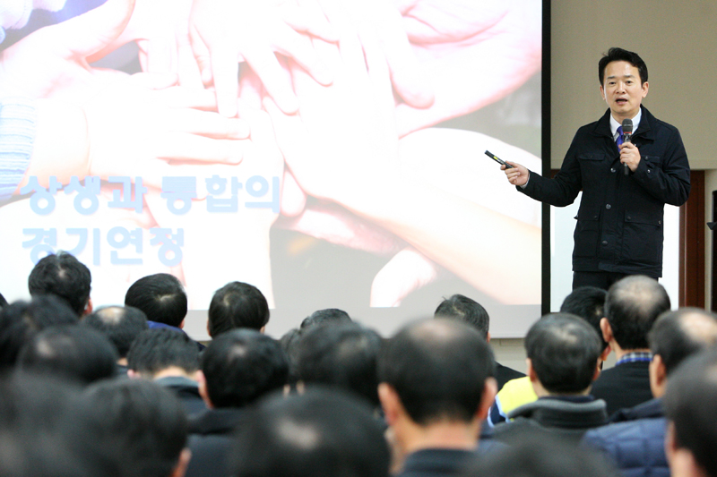 남경필 경기도지사가 27일 파주 민방위대피소에서 전국지자체 부단체장을 대상으로 특강하고 있다.