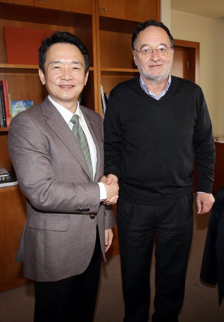 2일 오전 남경필 경기도지사가 아테네에서 라파자니스 그리스 생산성 재건·환경·에너지부 장관과 면담한 후 기념촬영을 하고 있다.