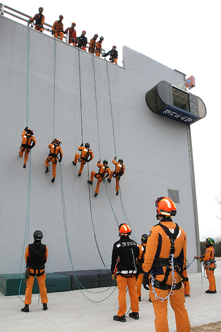 권역별 특수대응단 대원들이 11m 높이의 건물에서 하강훈련을 반복하고 있다.