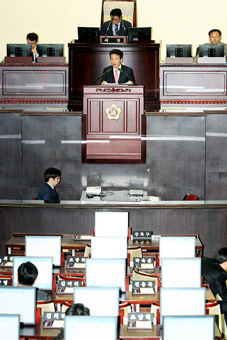 남경필 경기도지사가 12일 도의회 본회의장에서 열린 제295회 임시회 제3차 본회의에서 의원들의 도정질문에 답변하고 있다.