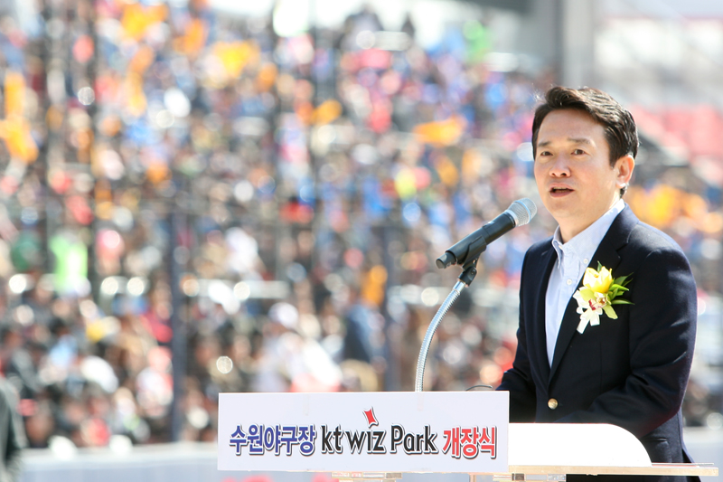 14일 오전 수원시 장안구 ‘수원야구장(‘KT Wiz Park’) 개장식’에서 남경필 지사가 축사를 하고 있다.