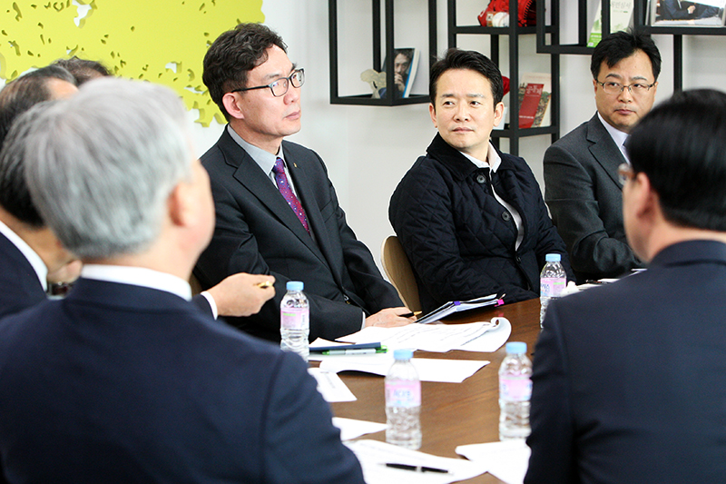 지난달 26일 도지사 집무실에서 남경필 경기도지사가 기업인, 은행 관계자, 전문가, 공공기관장 등과 ‘중소기업육성자금 운용방안’ 토론회를 열고 의견을 청취하고 있다.