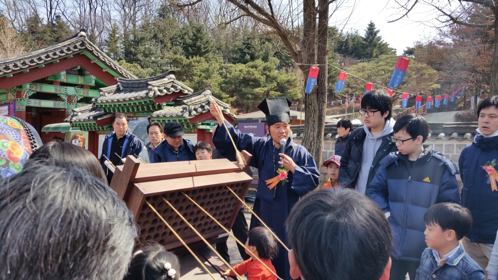 신기하게 바라보는 사람들