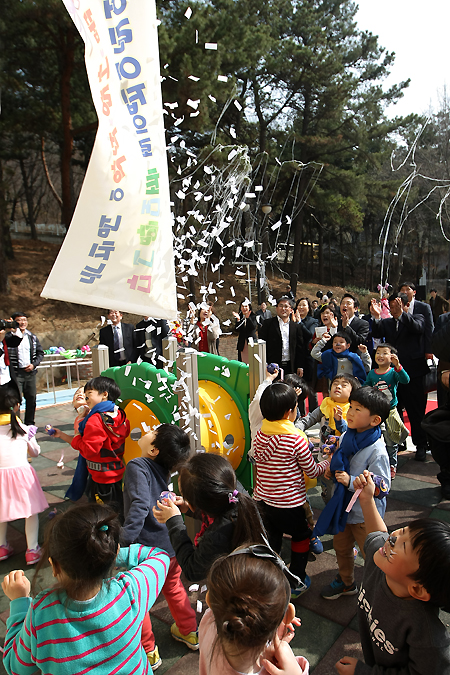 참석자들과 어린이들이 개원축하 박 터트리기를 하고 있다.