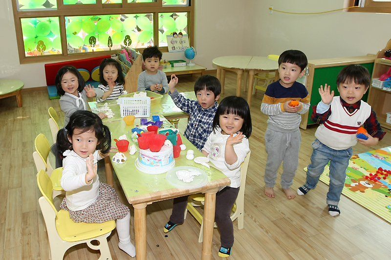 수원여자대학에 위탁해 운영되는 경기도청 어린이집은 평일 오전 7시 30분부터 오후 10시까지 240명의 어린이가 생활한다.