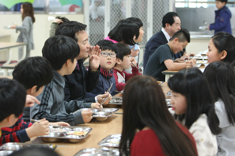 남 지사가 학생들과 함께 식사를 하고 있다.