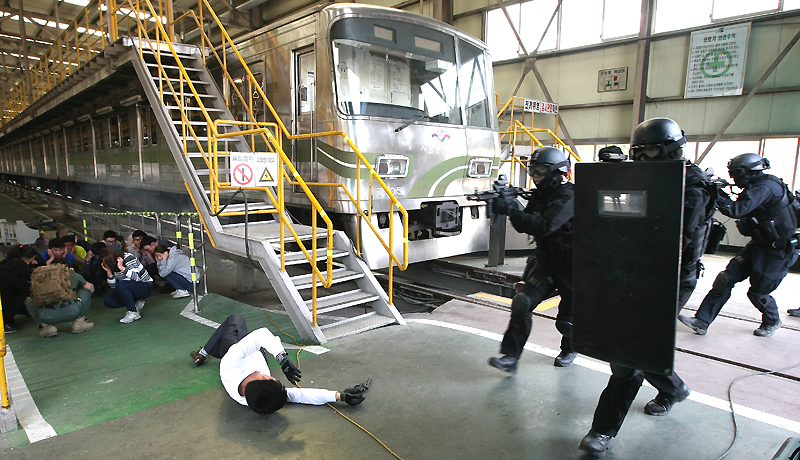 서울도시철도공사 도봉차량사업소에서 ‘지하철 테러 대응 재난종합훈련’이 진행되고 있다.