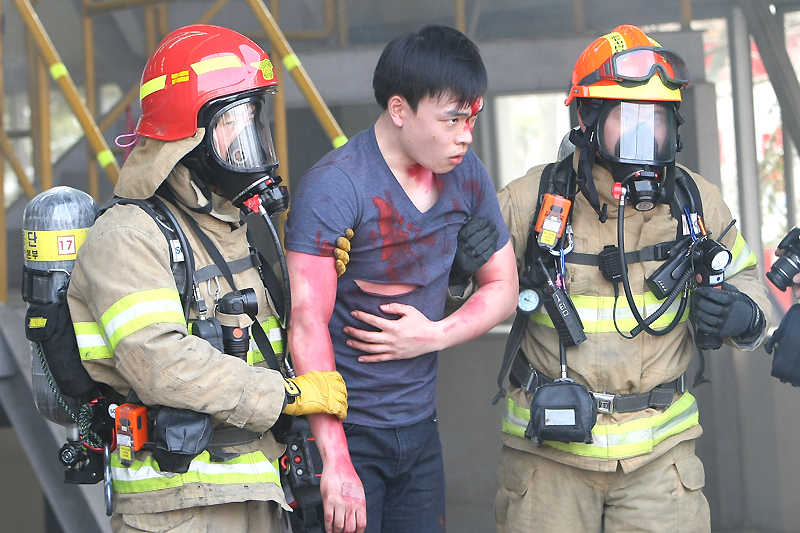 ‘지하철 테러 대응 재난종합훈련’에서 구급대원들이 피해자들을 구조하고 있다.